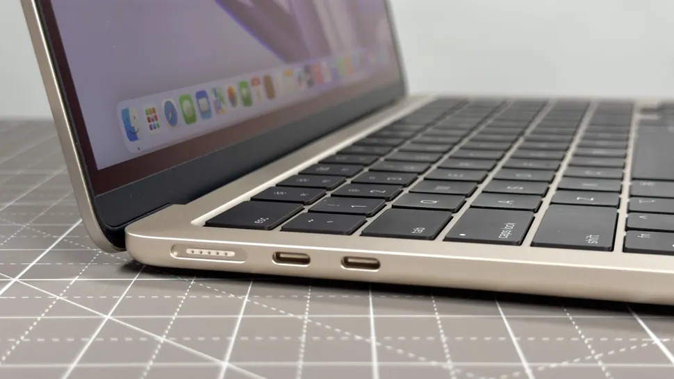 بررسی کامل MacBook Air 13-inch M3 | عملکرد فوق‌العاده، عمر باتری طولانی و طراحی فوق‌العاده قابل حمل