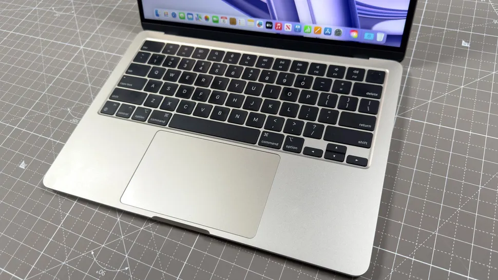 بررسی کامل MacBook Air 13-inch M3 | عملکرد فوق‌العاده، عمر باتری طولانی و طراحی فوق‌العاده قابل حمل